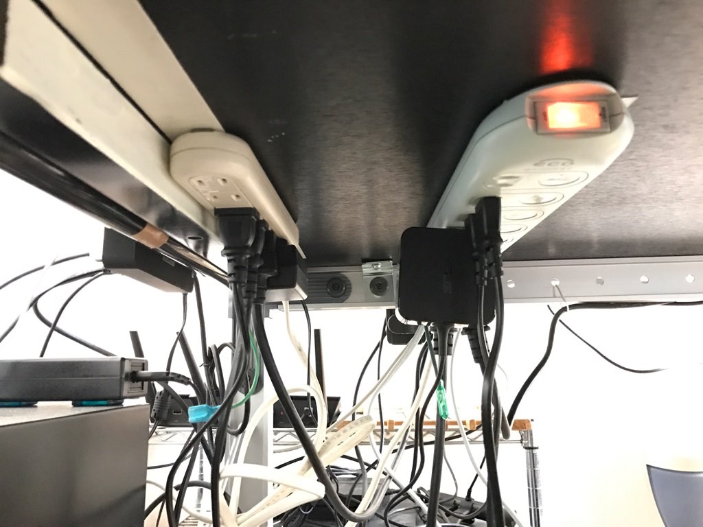 電源タップを机の裏に